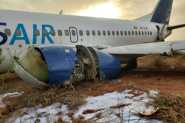 В аэропорту Дакара самолет выкатился за пределы ВПП: есть пострадавшие - ФОТО/ВИДЕО